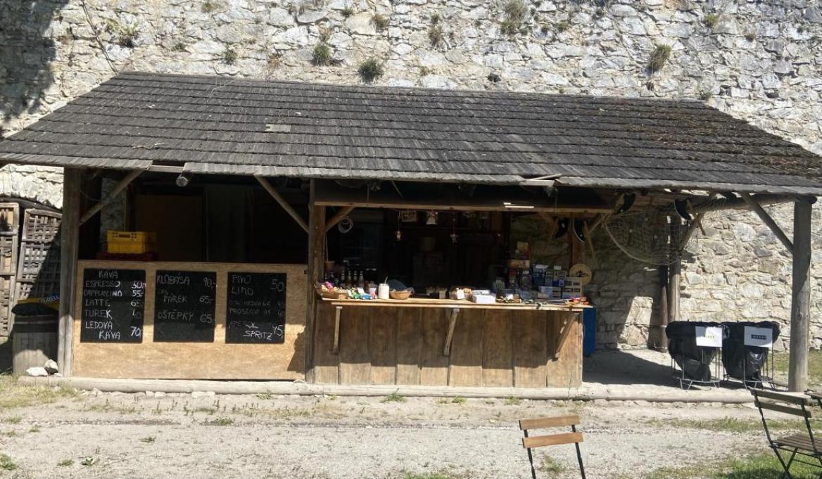 Občerstvení Poduška na nádvoří hradu Rabí. Občerstvení Poduška na nádvoří hradu Rabí.