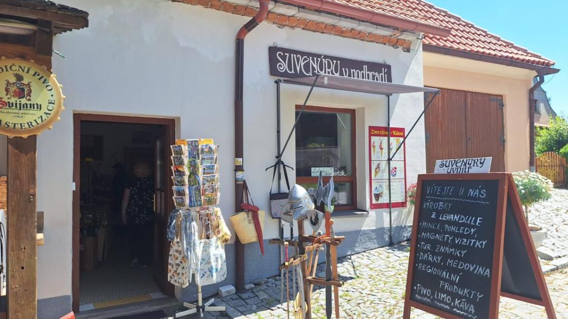 Suvenýry s občerstvením v podhradí Suvenýry s občerstvením v podhradí